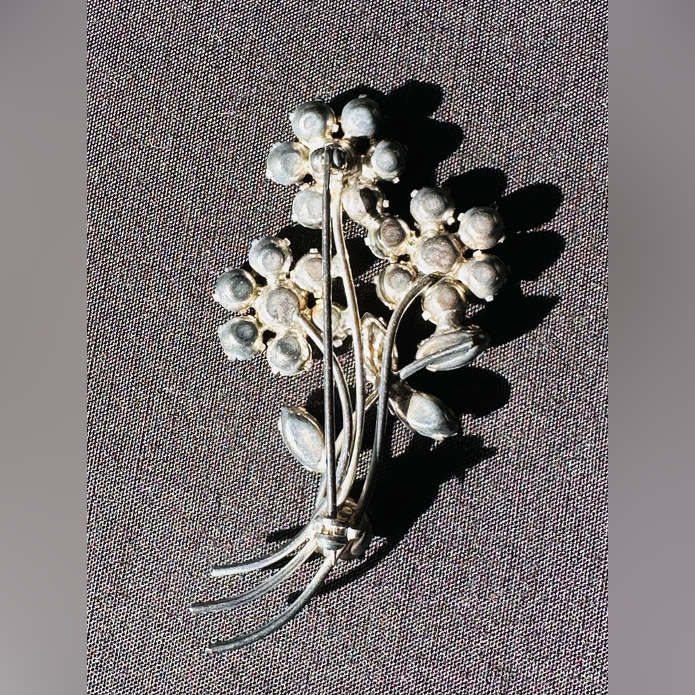 Elegant VINTAGE Silver tone Floral Brooch - Picture 4 of 6